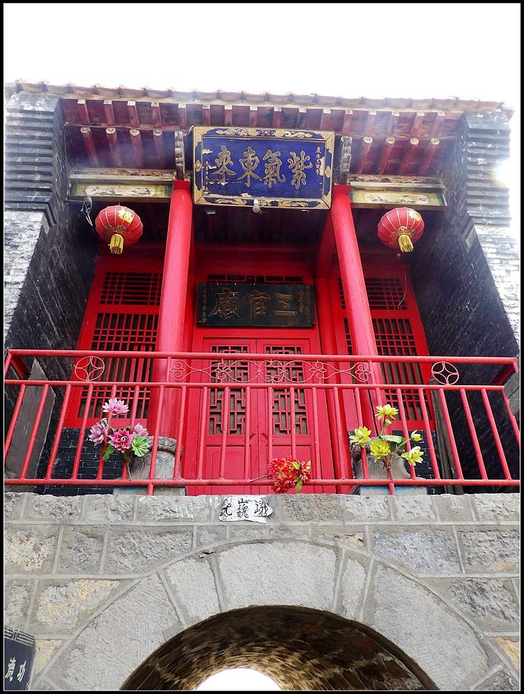 靠近东阁的移穰村村民活动中心东阁名"结义阁,因上建有文昌庙又叫名