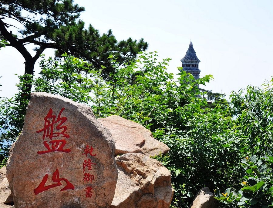 盘山景色以"五峰八石","三盘之胜"而奇特称绝.