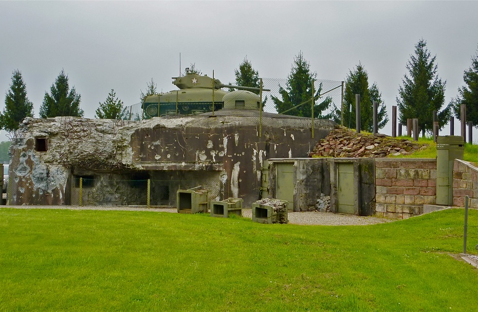埃施掩蔽堡垒展馆二马奇诺防线防坦克桩留有弹孔的碉堡炮塔二战时期