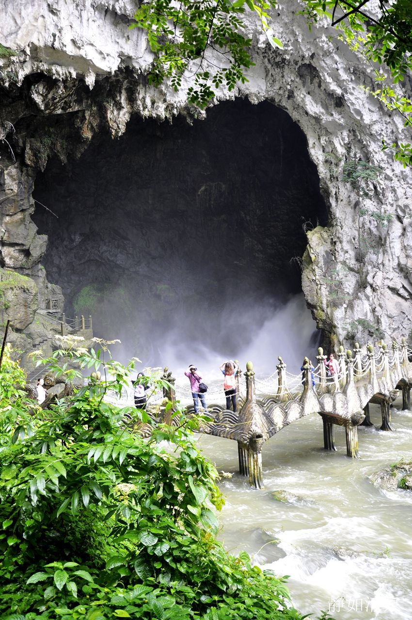 龙门飞瀑觅清凉