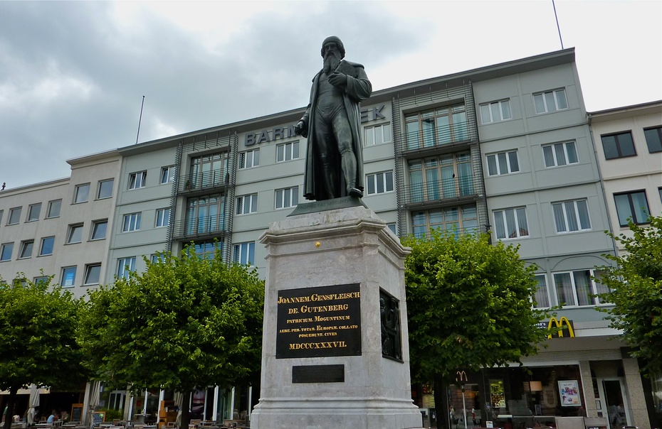 古滕贝格雕像(johannes gutenberg)露天庭院咖啡餐馆(hofrestaurant)
