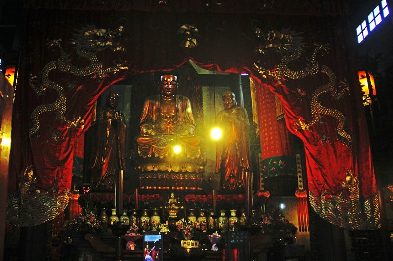 在山顶眺望了四野之后,我回到灵岩寺参观. 灵岩寺建在馆娃宫遗址. .