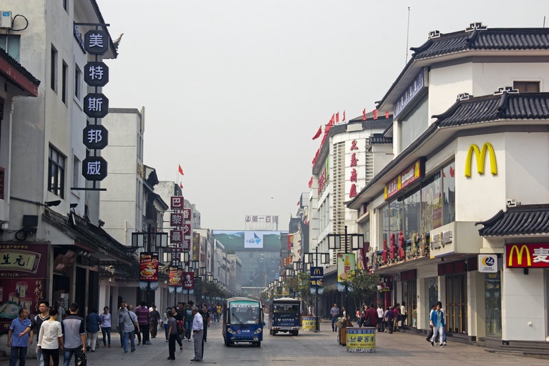 是成街于清朝时期的百年商业老街,久负盛名,犹如南京的夫子庙,上海的