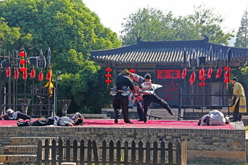 进门先看一场影视表演--水浒传中的燕青,李逵东京打擂 