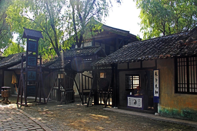 令人想起水浒中的母夜叉孙二娘的酒店--大树十字坡,客人谁敢从那过,肥