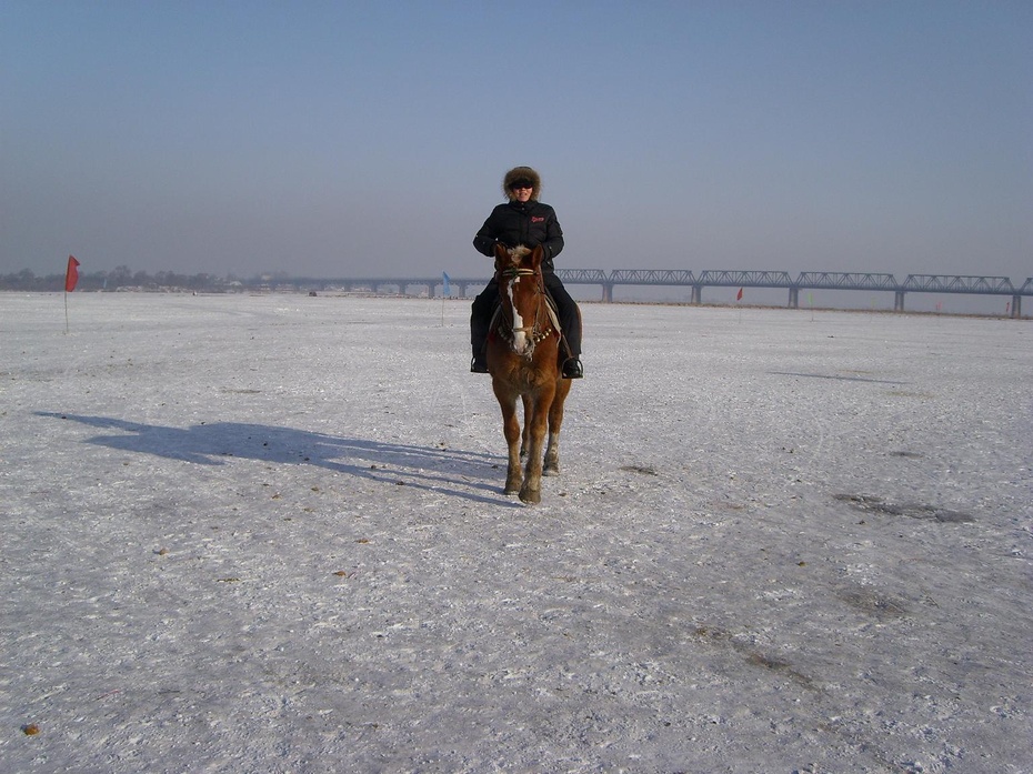 在松花江厚厚的冰层上骑马,大姐好酷!