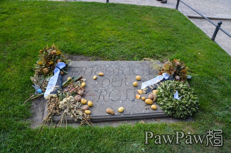 在宫殿的右端是这宫殿建造人腓特烈二世之墓.