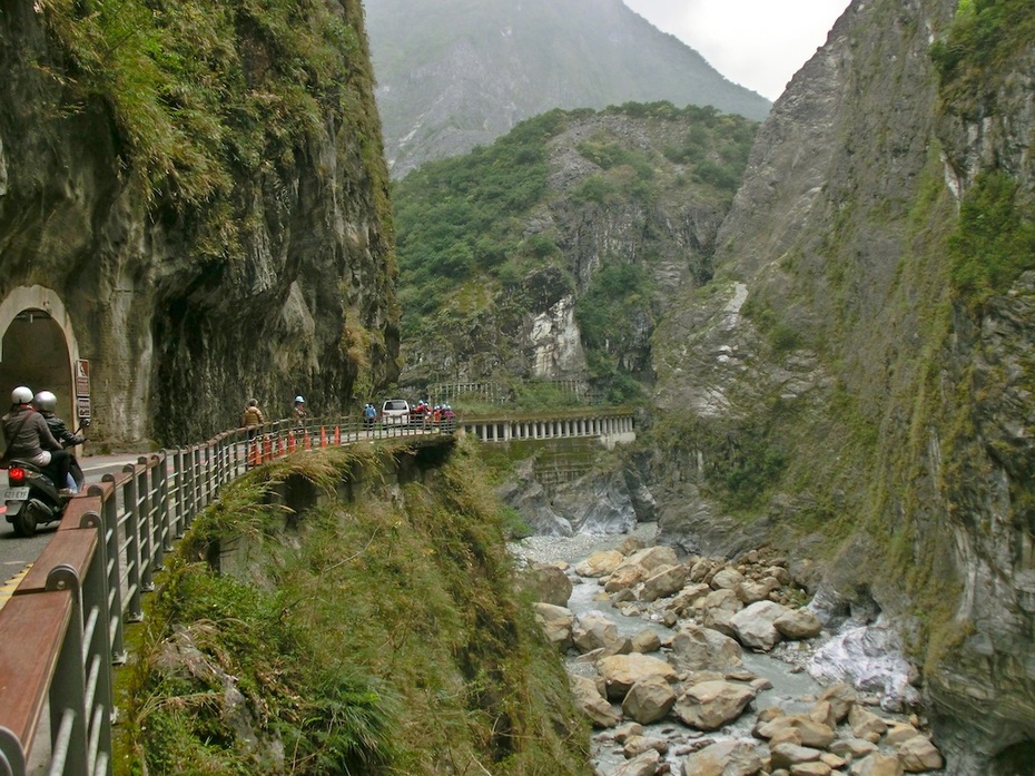 台湾太鲁阁大峡谷上的中横公路
