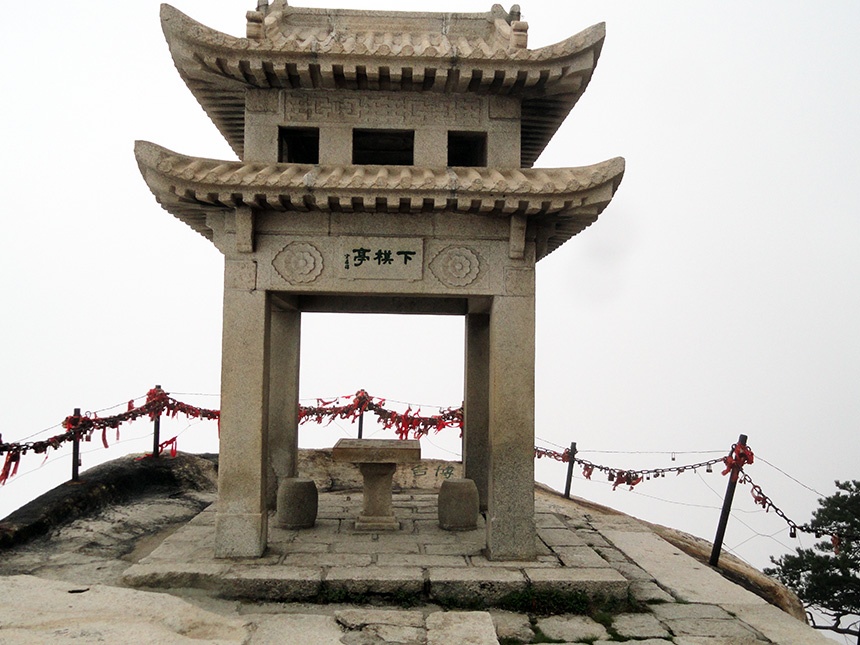 下棋亭据说是宋太祖赵匡胤和陈抟老祖豪赌华山的地方.