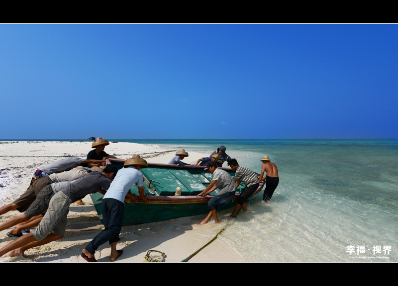 13 渔民们准备出海打渔.
