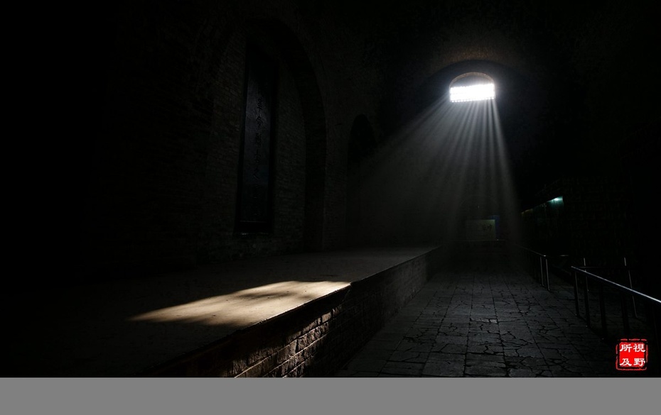 阳光从高窗那里倾泻下来,窗棂将其分割为条条光柱,颇有阵势,恰好照耀