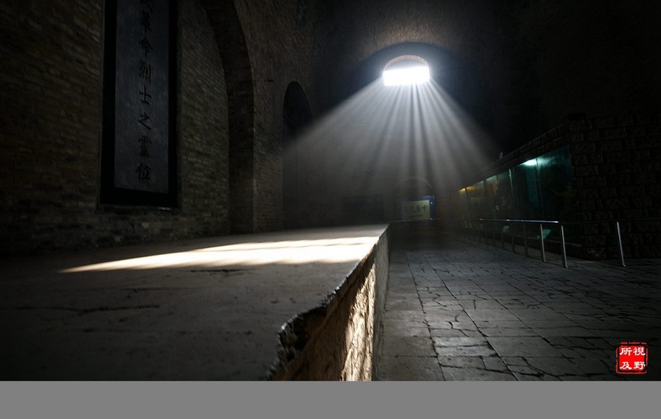 阳光从高窗那里倾泻下来,窗棂将其分割为条条光柱,颇有阵势,恰好照耀