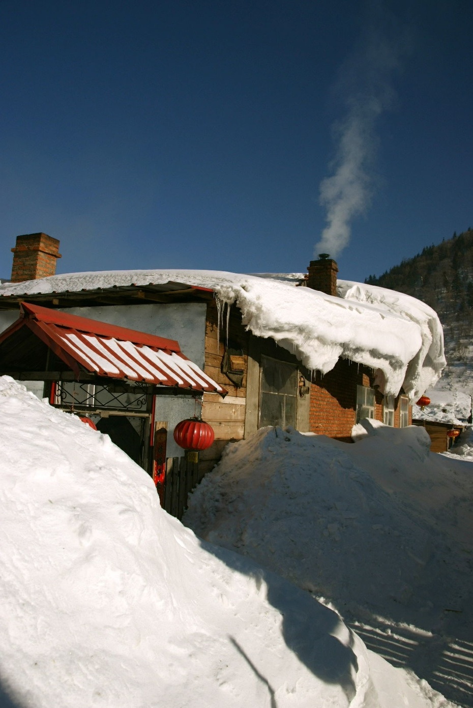被雪埋在深处的农家小院
