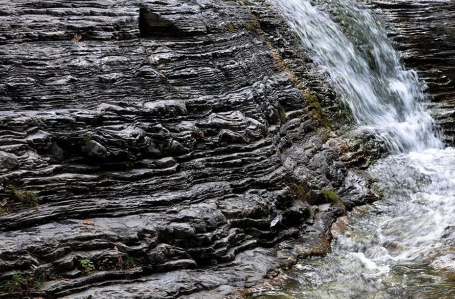 千层石外形平整,石型扁阔,纹理古朴,雄浑自然,易表现出陡峭,险峻,飞扬