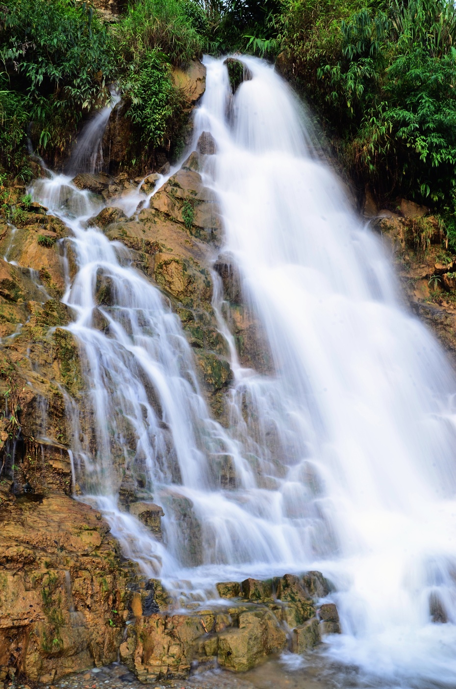 实拍:八里河东山一个有故事的瀑布 - 老山醉人 - 云南-老山在线