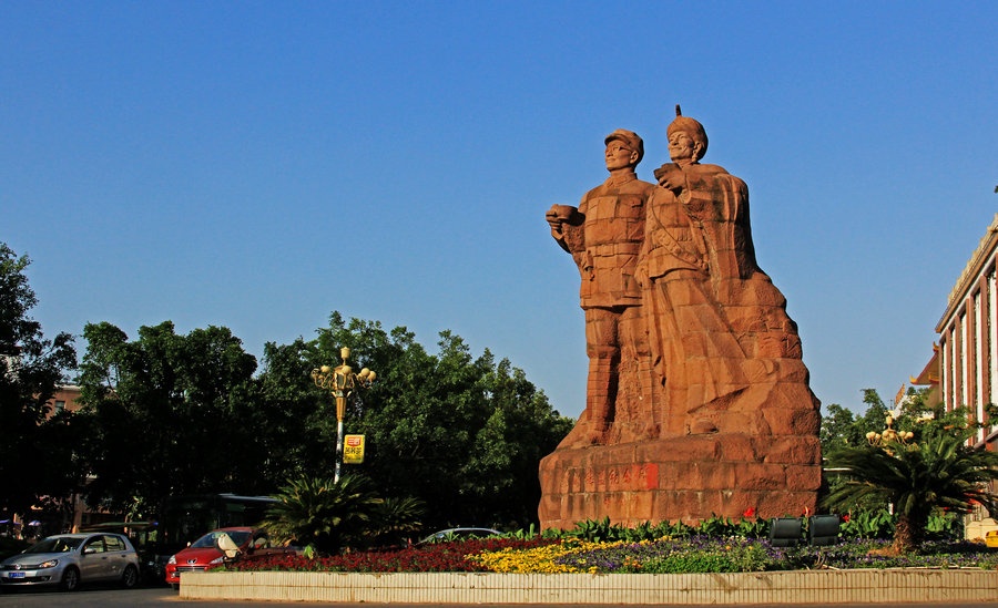 掠影西昌月亮城,火炬广场晚霞红--4月川南游之六