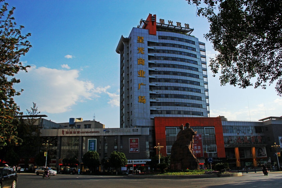 掠影西昌月亮城,火炬广场晚霞红--4月川南游之六