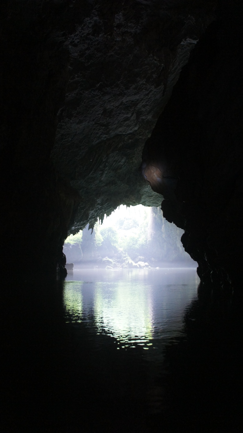 广西巴马胜景百鸟岩
