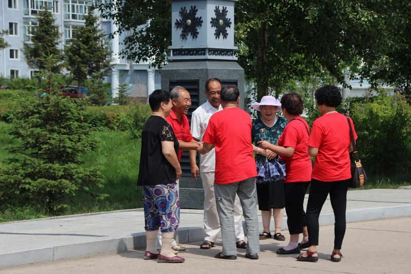 大家撑起了那面写满了激情,心愿和姓名的红旗,与襄河农场的领导,老