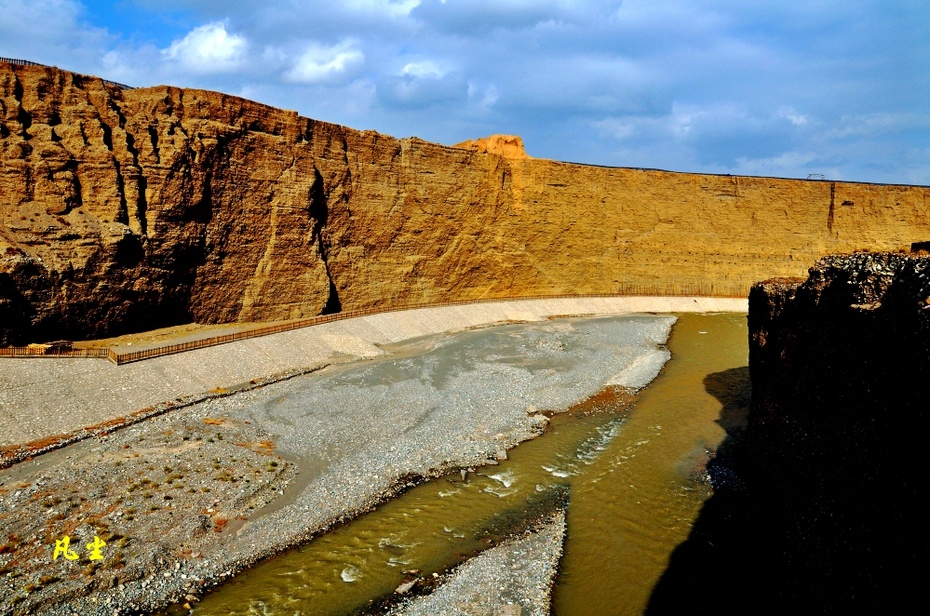 讨赖河峡谷形成的天然屏障