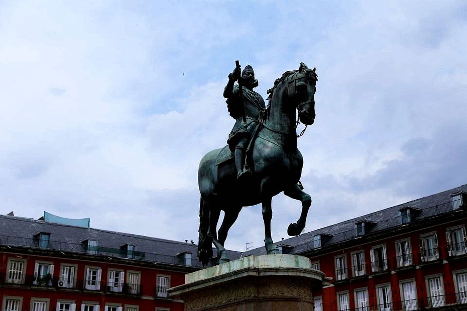 马约尔广场中间的菲里普三世骑马雕像