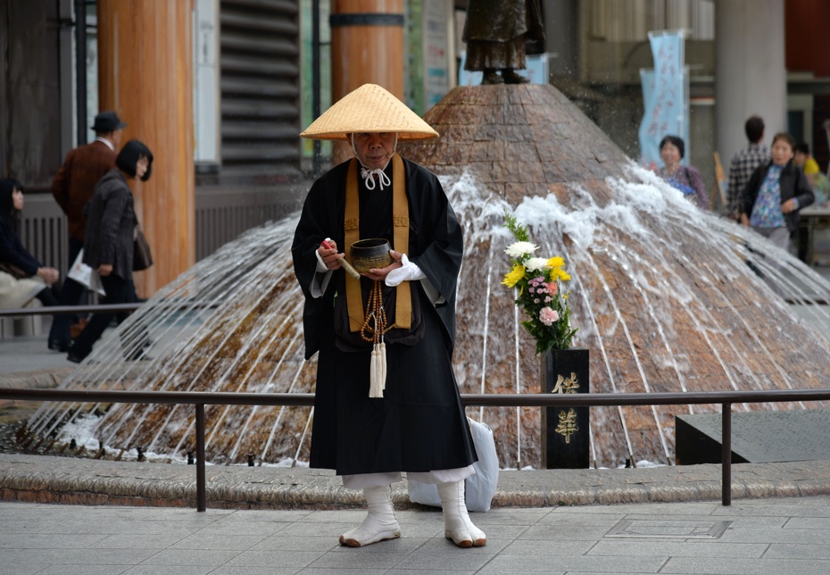 广场等地,经常可以看到"托钵僧"头戴斗笠,穿着整洁的僧袍,端然一立,便