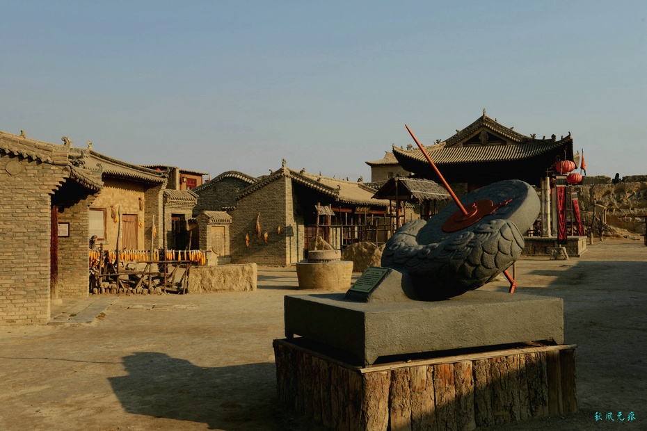 而那个简陋的黄土屋,轱辘井,讲述着牧马人的故事,一个挂着龙门客栈