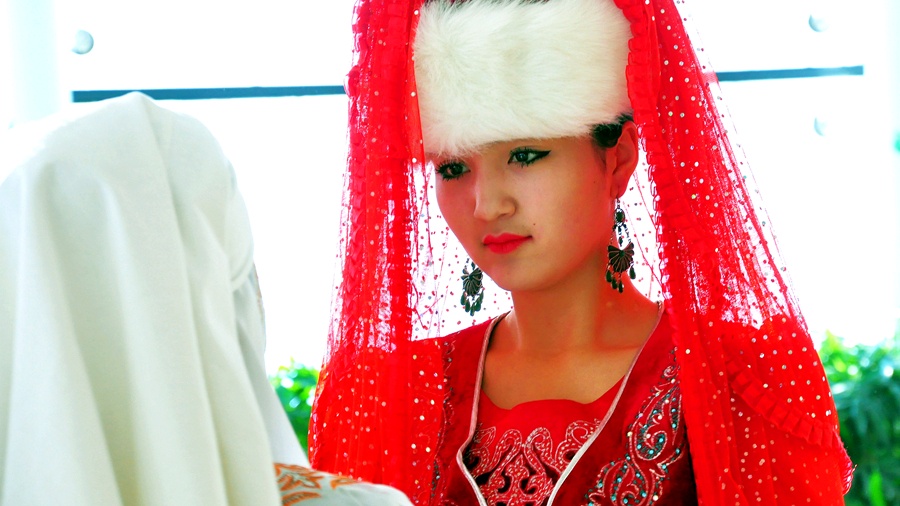 与母亲依依惜别表演完,走到户外,当地的哈萨克族小伙子们已经换好古老