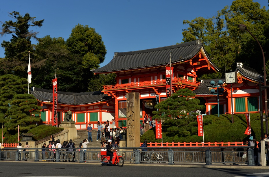 八坂神社的大门正好对着四条大街,呈丁字形.是京都的繁华地区之一.
