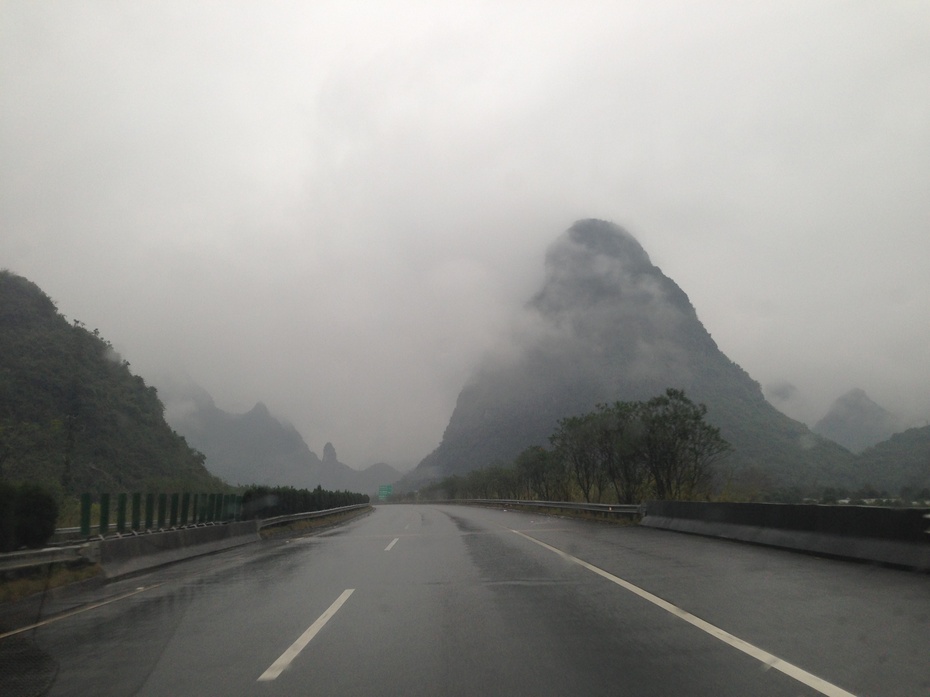 雨霧中穿行中國最美的高速公路