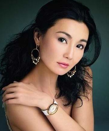 再到韩国发型师,以及珠宝大亨,还有跟梁朝伟的暧昧,无不说明张曼玉在