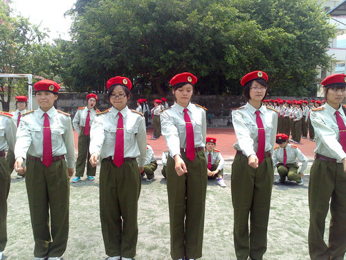 &nbsp; &nbsp; &nbsp; &nbsp; &nbsp;八连四排的女生们认真练习齐步走