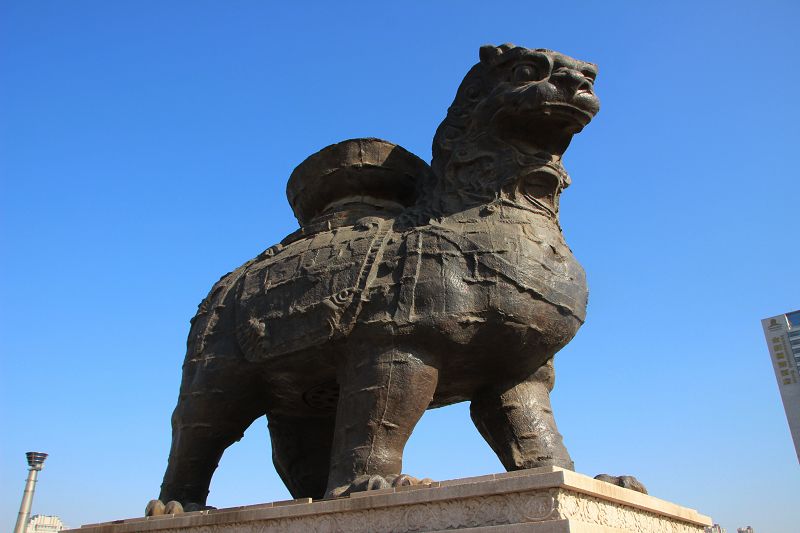 故应为文殊菩萨的坐骑;还有一说是铁狮子别名为"镇海吼",推测是当地