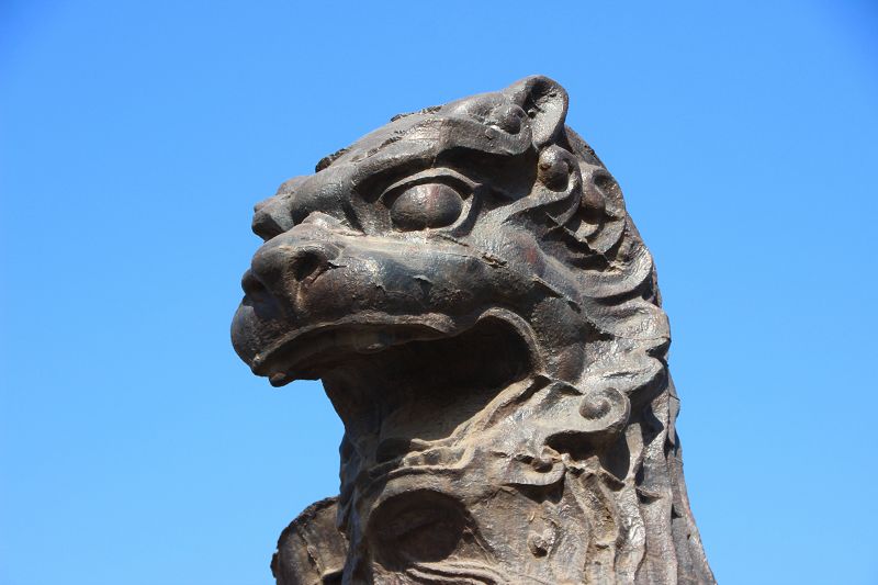 故应为文殊菩萨的坐骑;还有一说是铁狮子别名为"镇海吼",推测是当地