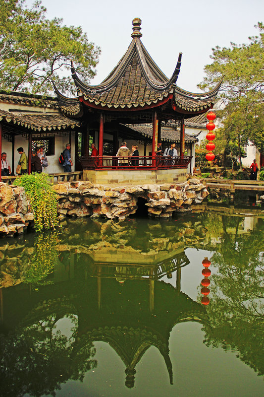 对岸&lsquo;月到风来亭&rsquo;上全是外国游客