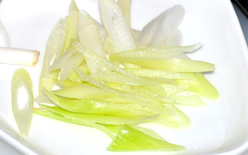 二.大葱切成马耳朵放入盘中垫底