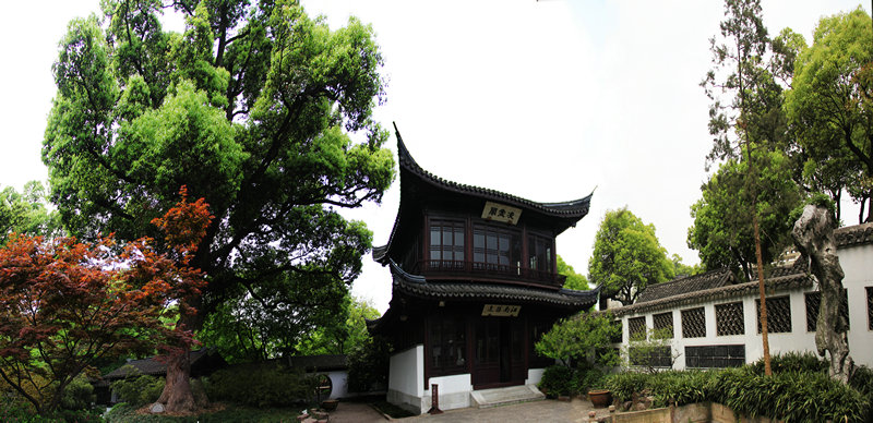 绕池曲折&lsquo; 郁盘廊&rsquo; 秉礼堂庭院位于