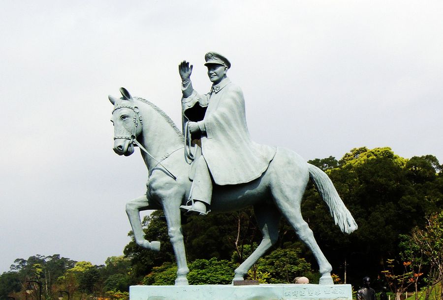 这些百余尊的蒋介石铜像,从年轻时着军装半身塑像到老年拄拐杖站姿