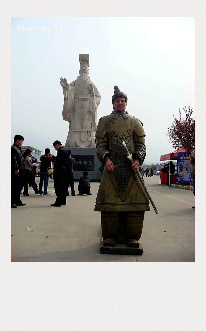 p3 秦始皇塑像前西方面孔的秦朝武士k先生的脸.