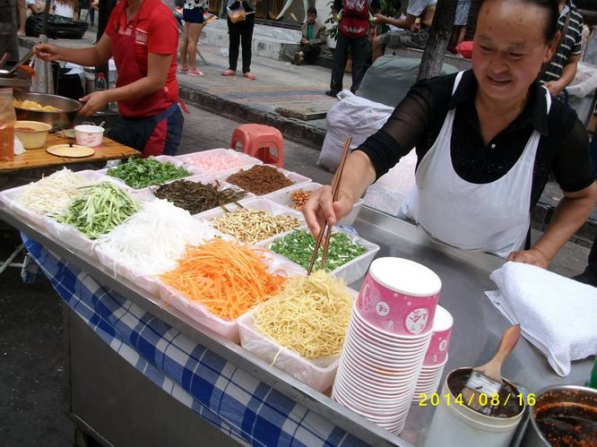 青山绿水 贵州行 ( 73 ) 胡家燕   贵阳街头的小吃摊点十分多,你看,在