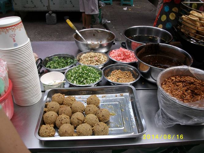 青山绿水 贵州行 ( 73 ) 胡家燕   贵阳街头的小吃摊点十分多,你看,在