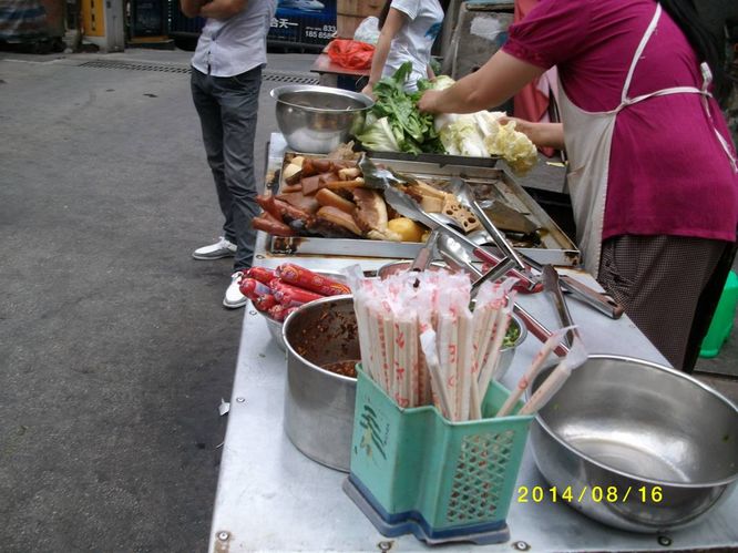 青山绿水 贵州行 ( 73 ) 胡家燕   贵阳街头的小吃摊点十分多,你看,在