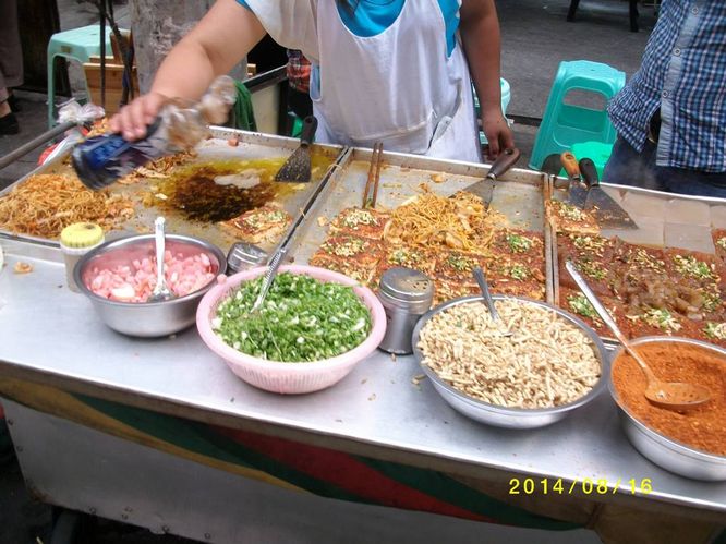 青山绿水 贵州行 ( 73 ) 胡家燕   贵阳街头的小吃摊点十分多,你看,在