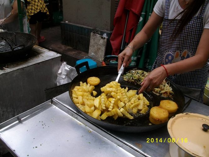 青山绿水 贵州行 ( 73 ) 胡家燕   贵阳街头的小吃摊点十分多,你看,在
