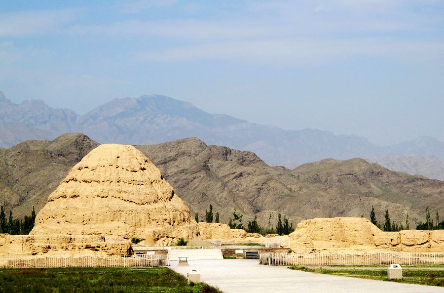 贺兰山下的东方金字塔