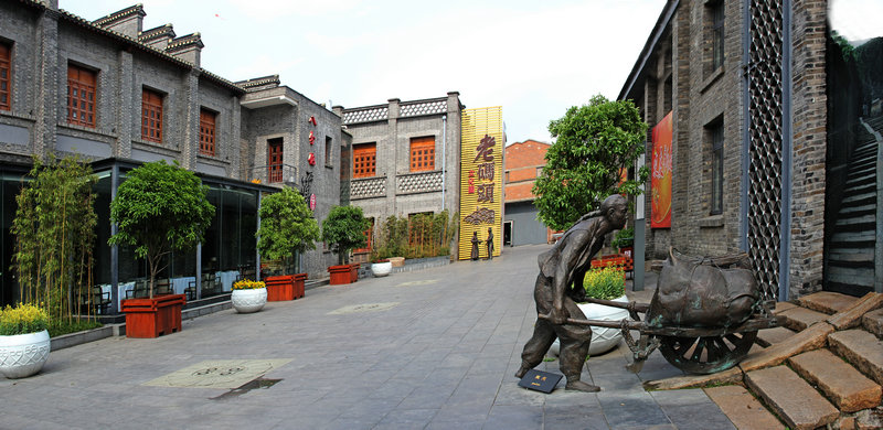 靠近江岸是仿古的老码头文化园,这一带既有古色古香的青砖建筑,也有