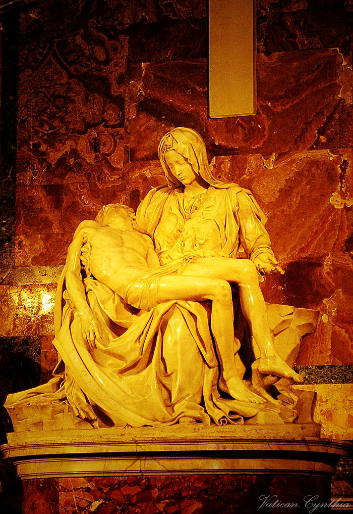 这是米开朗琪罗的伟大作品,可以称为母爱或者圣殇,是圣彼得教堂里最