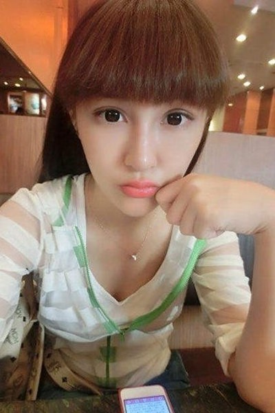 北京电影学院表演系学生,网名"范凌子小cake". .