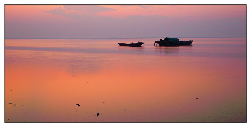 如今的军山湖,古战场遗风荡然无存,静谧的山水间,村落散落,渔帆点点
