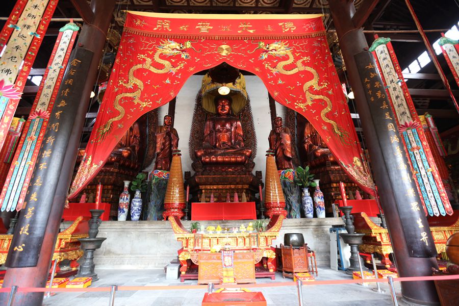 &nbsp; &nbsp; &nbsp;大雄宝殿是全寺最大的佛殿,供奉三尊大佛,俗称"